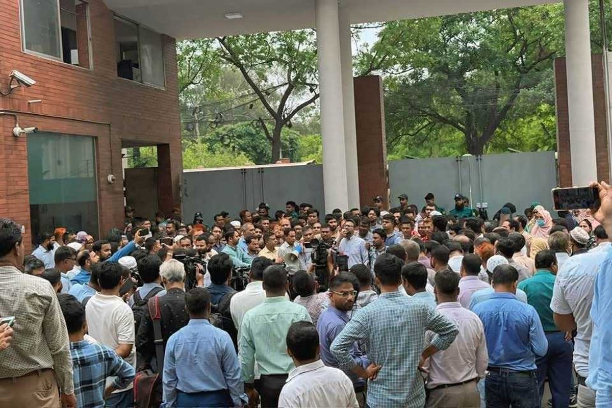 সরকারি চাকরি অধ্যাদেশ বাতিলের দাবিতে সচিবালয়ে বিক্ষোভ