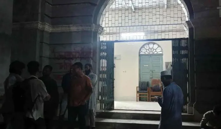 আট ঘণ্টা পর মুক্ত জবি ভিসি, চলছে শিক্ষার্থীদের অবস্থান কর্মসূচি