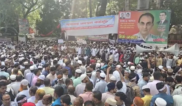 প্রেসক্লাবের সামনে এমপিওভুক্ত শিক্ষকদের অবস্থান