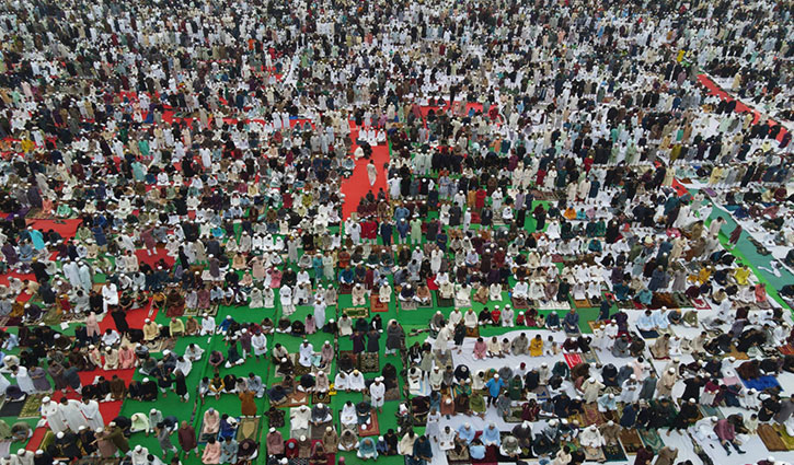 বাণিজ্য মেলার মাঠে ঈদ জামাতে মুসল্লিদের ঢল