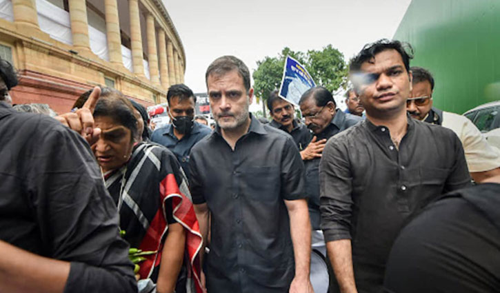 আটকের ৬ ঘণ্টা পর মুক্তি পেলেন রাহুল-প্রিয়াংকা গান্ধী