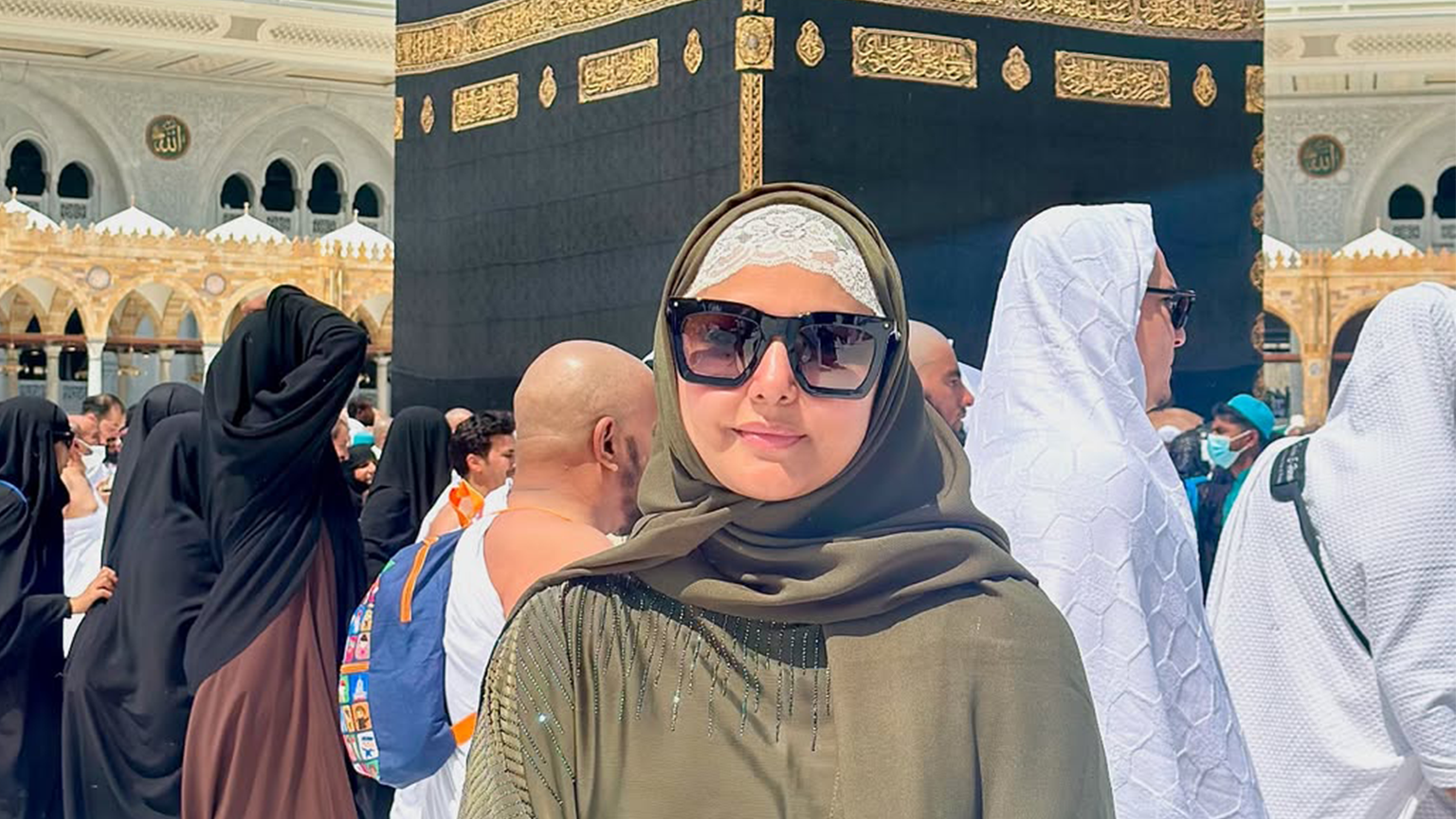 ক্যানসারের মাঝেই ওমরাহ করলেন হিনা খান