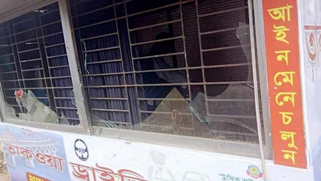 ট্রাফিক পুলিশ বক্সে হামলার মামলায় আসামি শতাধিক