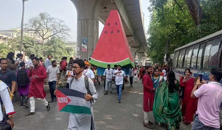 শোভাযাত্রায় তরমুজের মোটিফ দিয়ে ফিলিস্তিনের প্রতি সংহতি