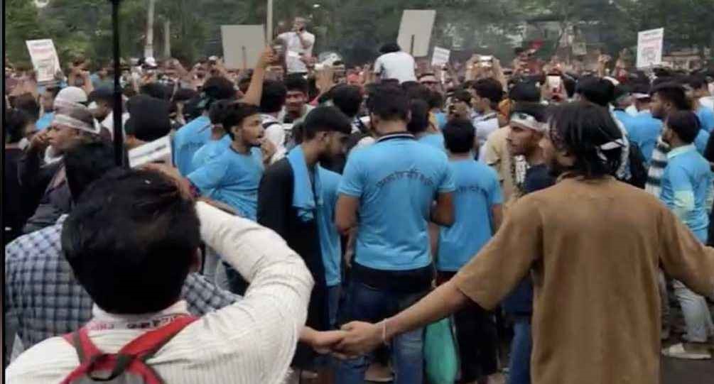 জুলাই সনদ সই অনুষ্ঠানস্থলের পাশে ‘নোয়াখালী বিভাগ চাই’ স্লোগান