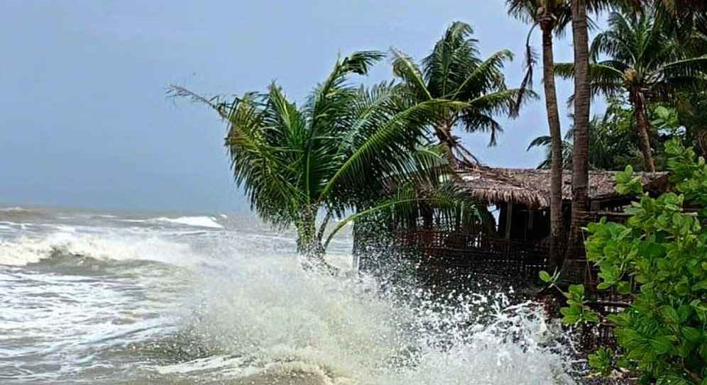প্রবল ঘূর্ণিঝড়ে সাগর উত্তাল, হয়ে উঠছে ভয়ংকর