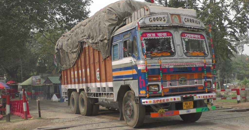 ৬ দিন বন্ধ থাকার পর হিলি স্থলবন্দর দিয়ে আমদানি-রপ্তানি শুরু