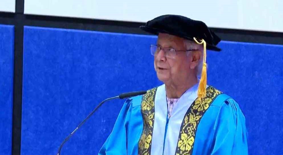 প্রধান উপদেষ্টাকে সম্মানসূচক ডক্টরেট ডিগ্রি প্রদান করল ইউকেএম