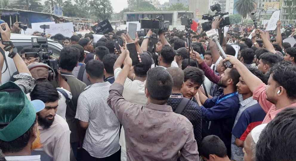 ৬ দাবিতে রাস্তায় মাইলস্টোন শিক্ষার্থীরা