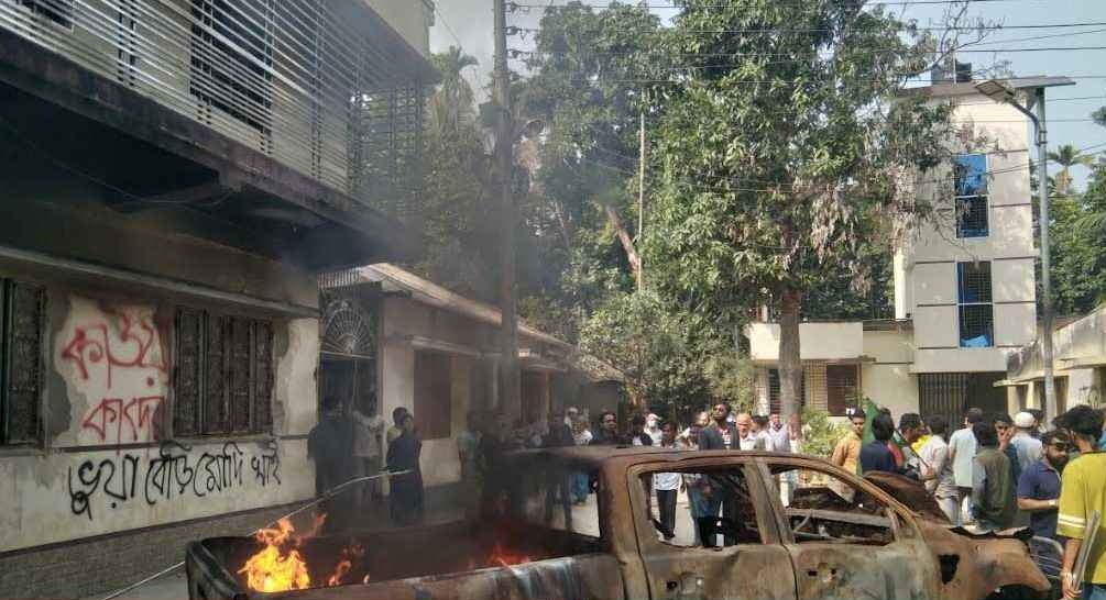 ওবায়দুল কাদেরের বাড়িতে ভাঙচুর, অগ্নিসংযোগ