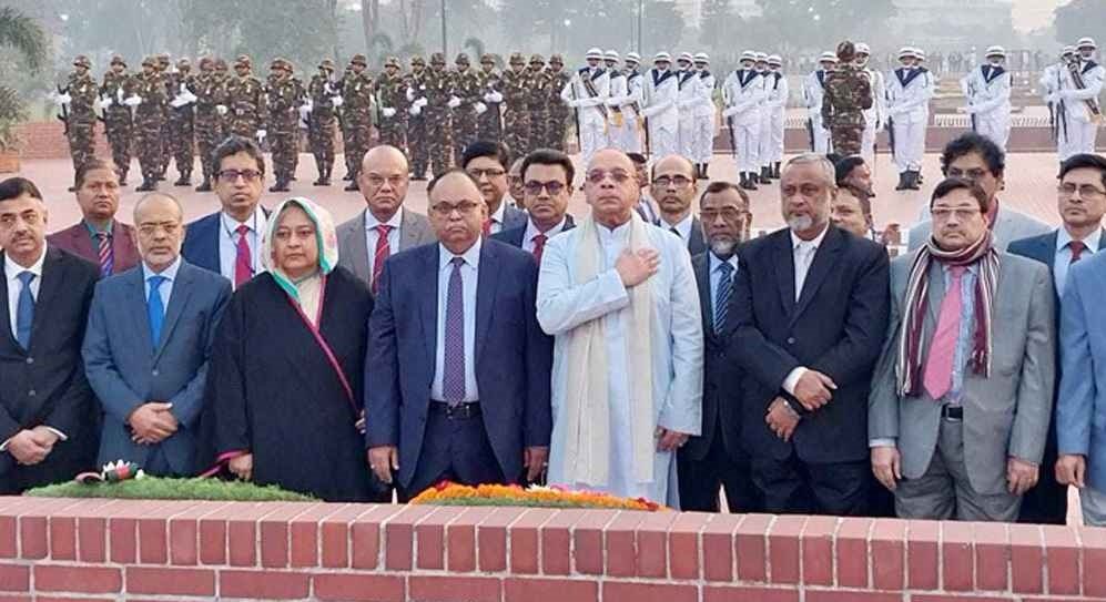 স্মৃতিসৌধে প্রধান বিচারপতির শ্রদ্ধা নিবেদন