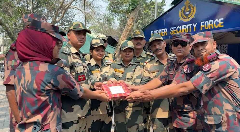 স্বাধীনতা দিবসে বিএসএফকে মিষ্টি উপহার বিজিবির