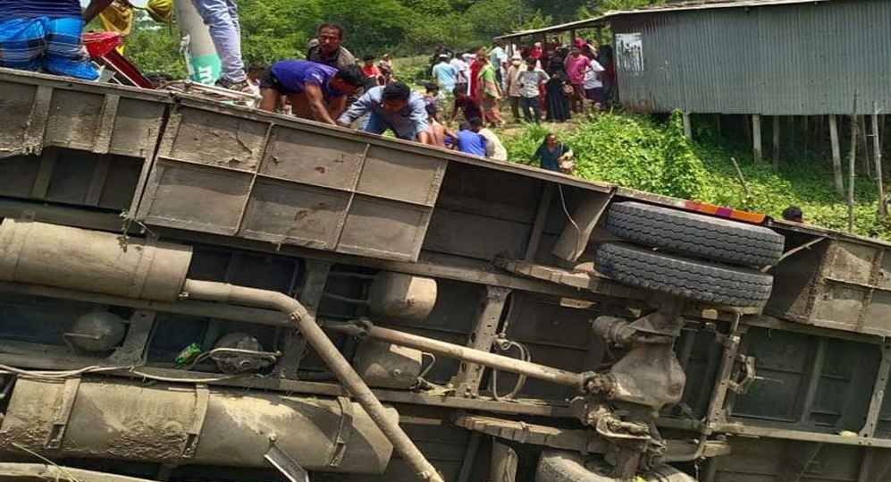 ফরিদপুরে বাস নিয়ন্ত্রণ হারিয়ে খাদে, নিহত ৫