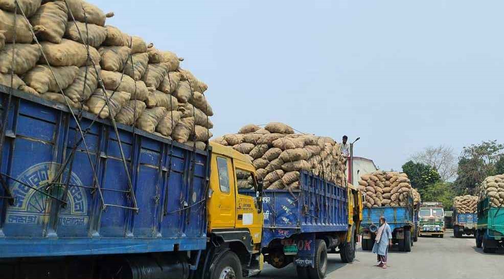 বাংলাবান্ধা দিয়ে নেপালে গেল ২৭৩ টন আলু