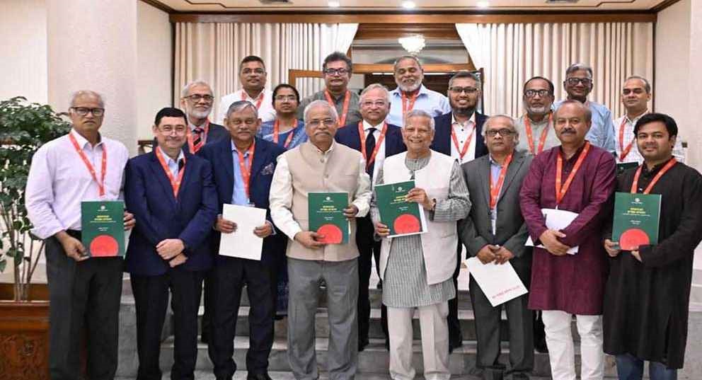 প্রধান উপদেষ্টার কাছে শ্রম সংস্কার কমিশনের প্রতিবেদন জমা