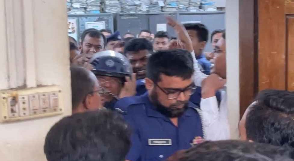 সাবেক মন্ত্রী আনিসুলকে পেয়েই চড়-থাপ্পড়