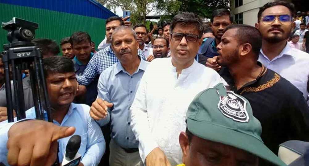 ৯ ঘণ্টা অবরুদ্ধের পর মাইলস্টোন থেকে বের হলেন দুই উপদেষ্টা-প্রেস সচিব