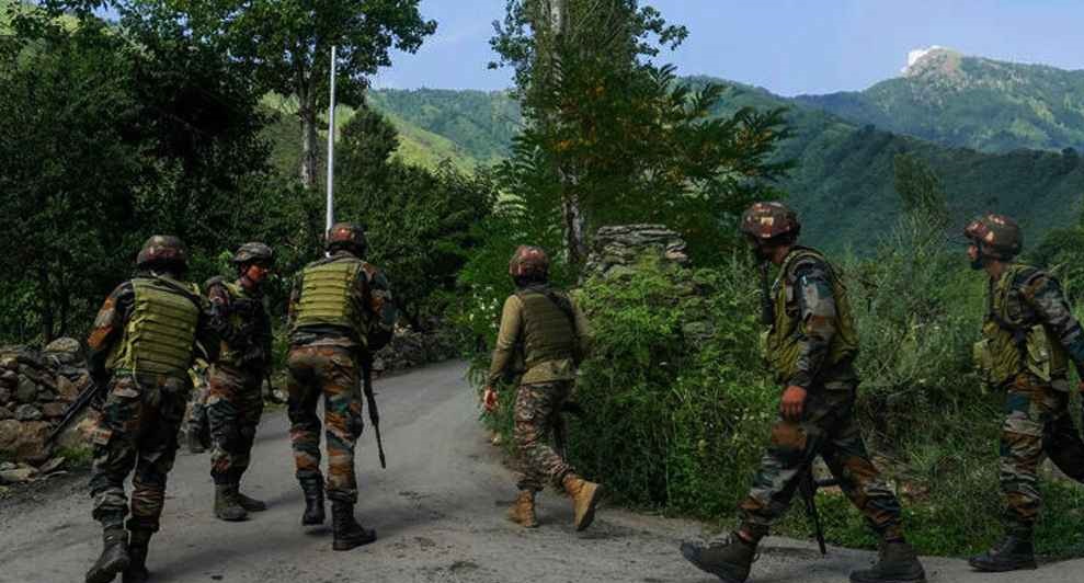 জম্মু-কাশ্মীরে বন্দুকধারীদের সঙ্গে তীব্র সংঘর্ষ, ২ ভারতীয় সেনা নিহত 