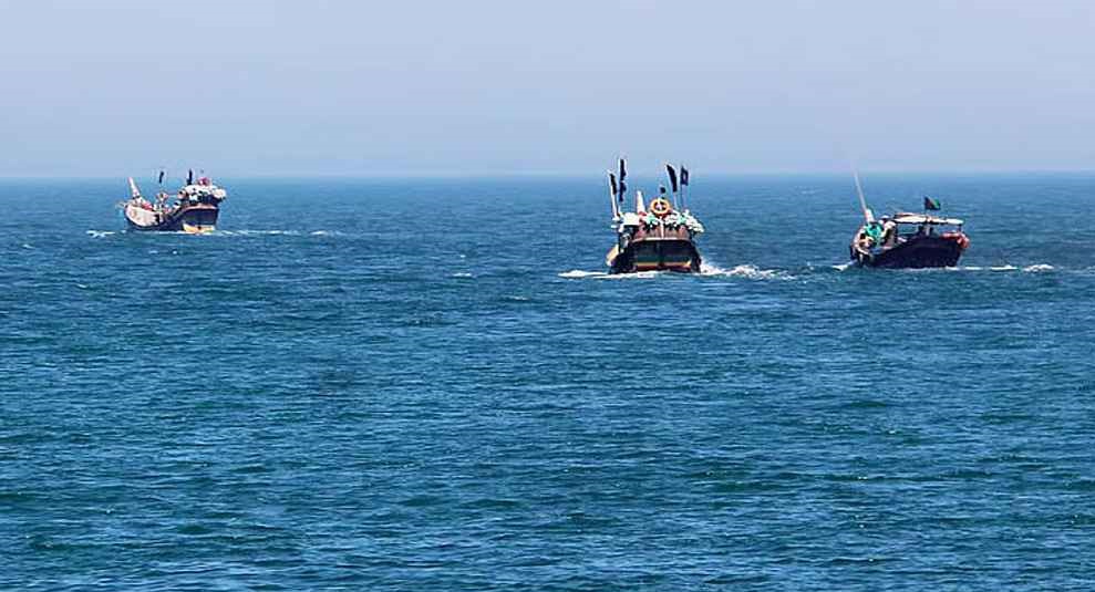 সাগর থেকে চারজনকে ধরে নিয়ে গেল আরাকান আর্মি