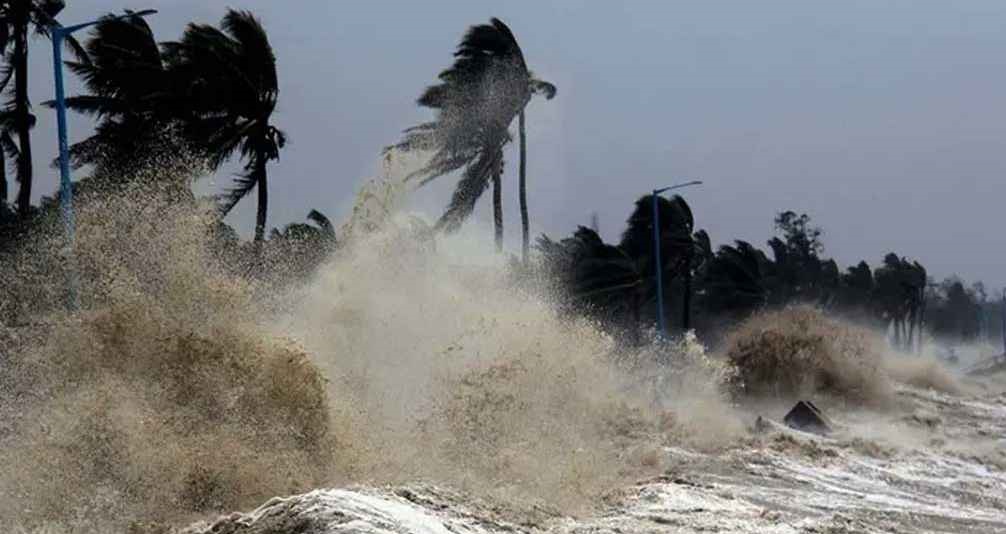 উপকূলে আঘাত হানল ঘূর্ণিঝড় মোন্থা