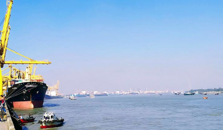 ১১ হাজার মেট্রিক টন চাল নিয়ে জাহাজ চট্টগ্রামে