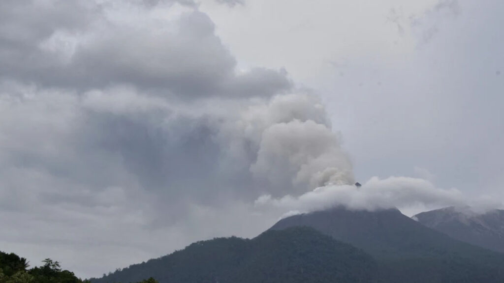 ইন্দোনেশিয়ায় ‘মাউন্ট লিওটোবি’ অগ্ন্যুৎপাতে নিহত ৯