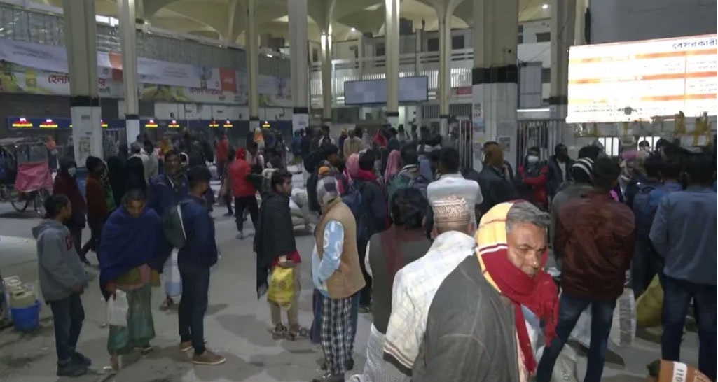 সারাদেশে ট্রেন চলাচল বন্ধ, স্টেশনে স্টেশনে ভোগান্তি