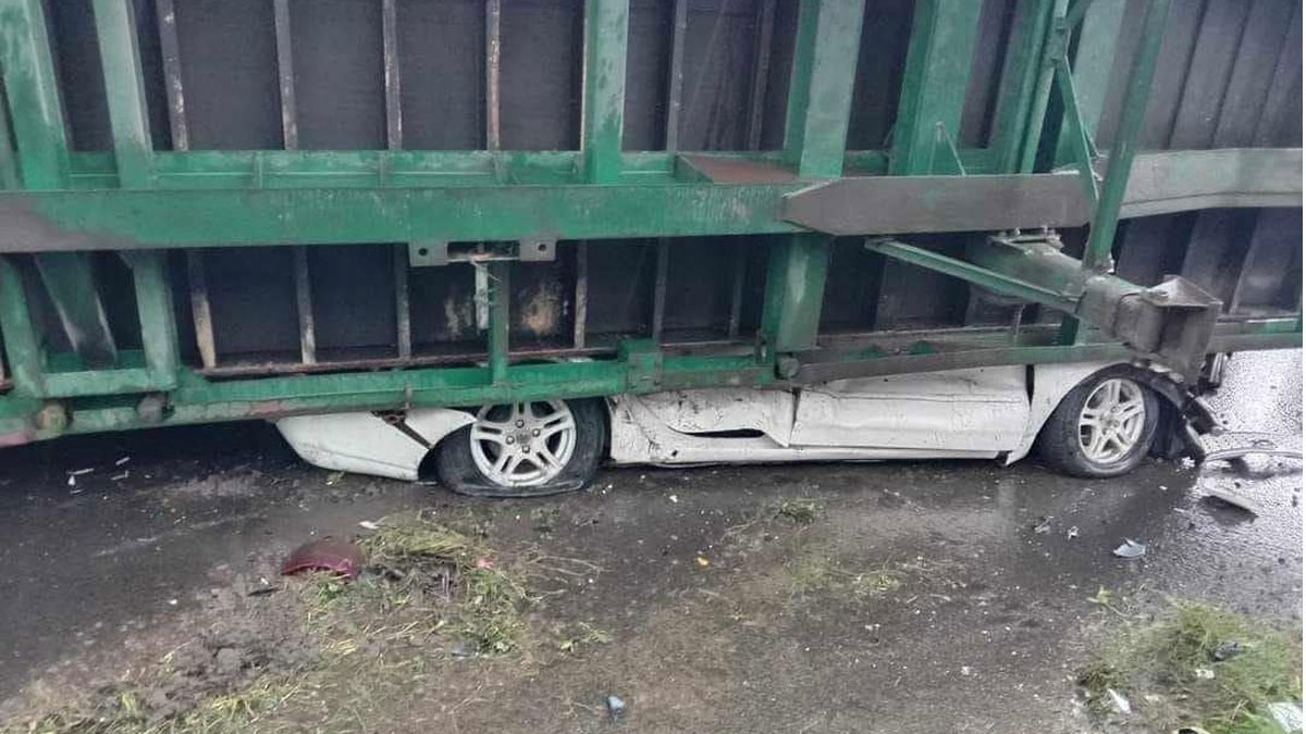 প্রাইভেট কারের ওপর কনটেইনার, শিশুসহ অক্ষত ৪