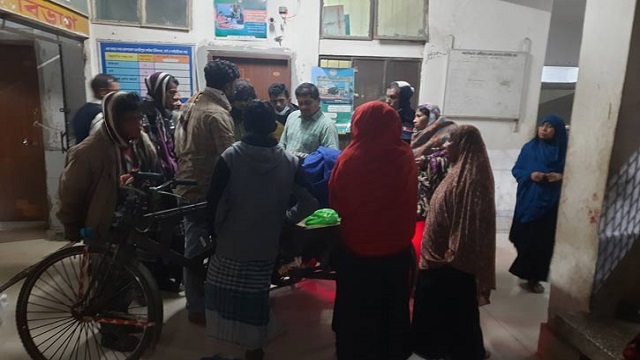 মাহিন্দ্রা উল্টে খালে, দুই ভাগ্নেসহ মামা নিহত