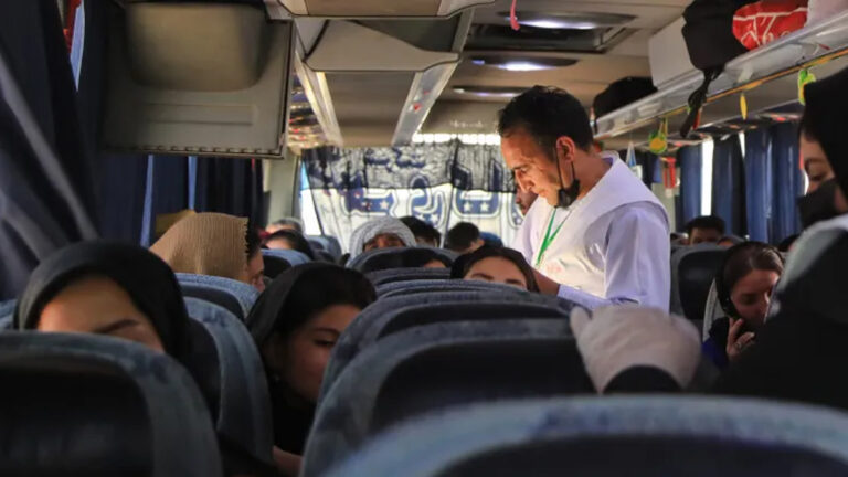 ইরান থেকে বিতাড়িত আফগান শরণার্থীদের বাস দুর্ঘটনার কবলে, নিহত ৭১