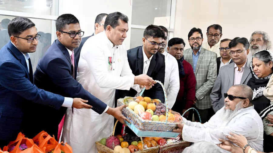 বীর মুক্তিযোদ্ধাদের ফল-মিষ্টি পাঠালেন প্রধানমন্ত্রী