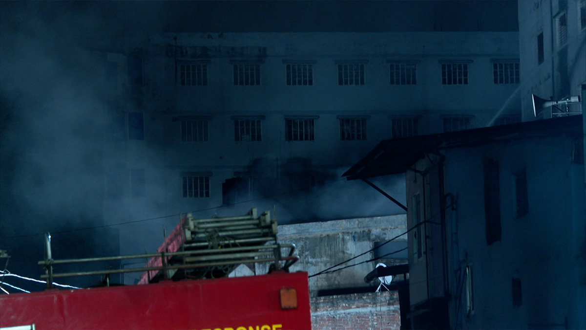 মিরপুরের আগুন নিয়ন্ত্রণে এলেও পুরোপুরি নেভেনি, রয়েছে শঙ্কা