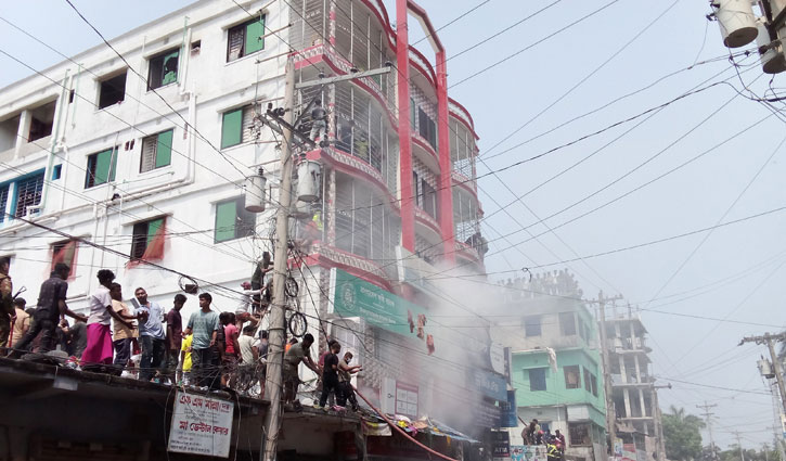 বাগেরহাটে বহুতল ভবনে আগুন, নিহত ১