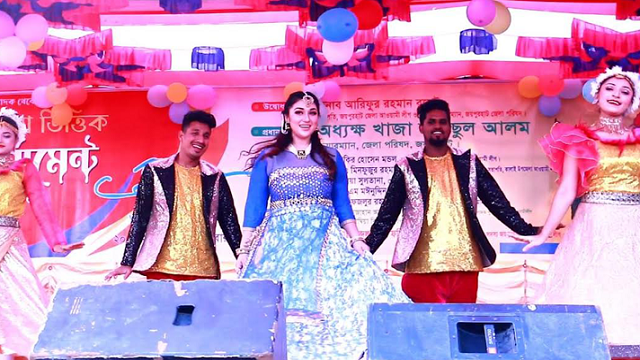 ফুটবল মাঠে দর্শক মাতালেন অপু বিশ্বাস