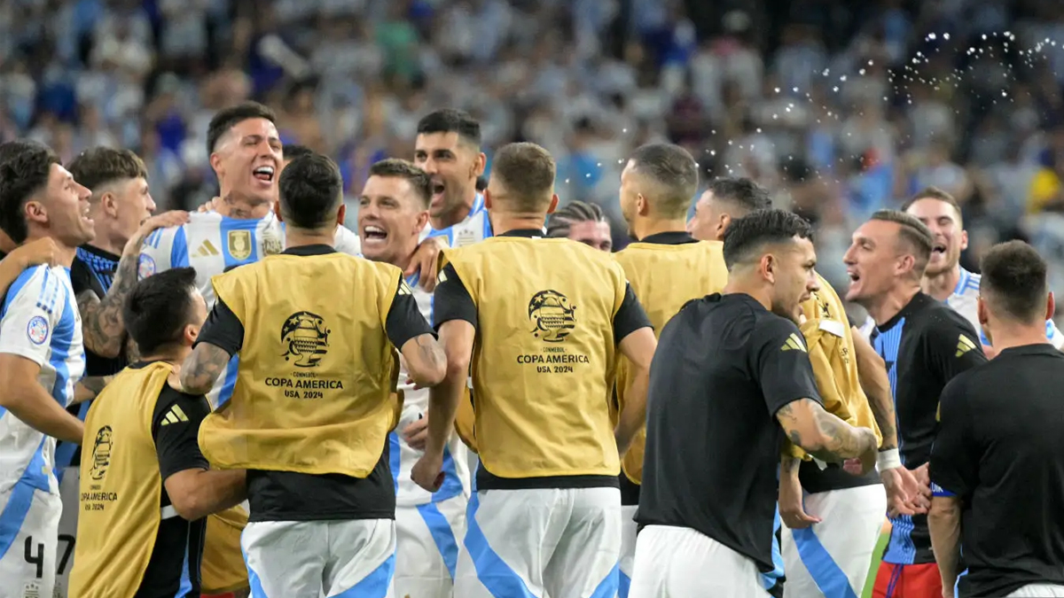 মার্টিনেজ বীরত্বে সেমিফাইনালে আর্জেন্টিনা