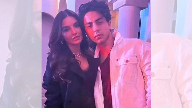 পাকিস্তানি অভিনেত্রীর সঙ্গে শাহরুখপুত্রের ছবি ভাইরাল