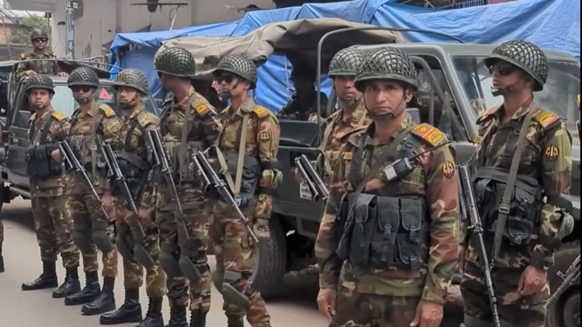 রাজধানীজুড়ে যৌথবাহিনীর সতর্ক অবস্থান