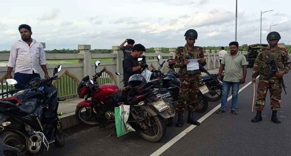 সারাদেশে যৌথ বাহিনীর অভিযানে আটক ৩৩