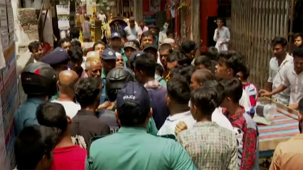 ব্যাটারিচালিত অটোরিকশা বন্ধের প্রতিবাদে আজও সড়ক অবরোধ চালকদের