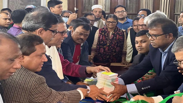 কাউন্সিলর ও ডেলিগেট কার্ড বিতরণ করছে আওয়ামী লীগ