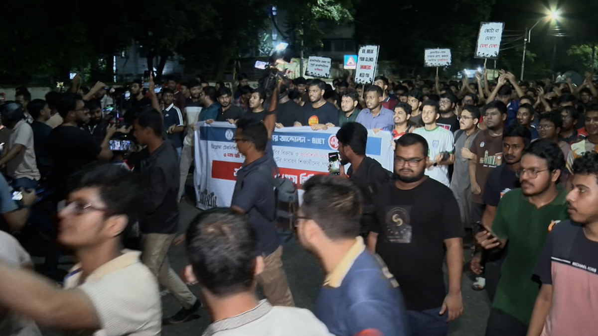 মধ্যরাতে বুয়েট শিক্ষার্থীদের বিক্ষোভ