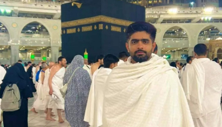 হজে যাচ্ছেন পাকিস্তানের একঝাঁক ক্রিকেটার, মাকেও নিচ্ছেন বাবর
