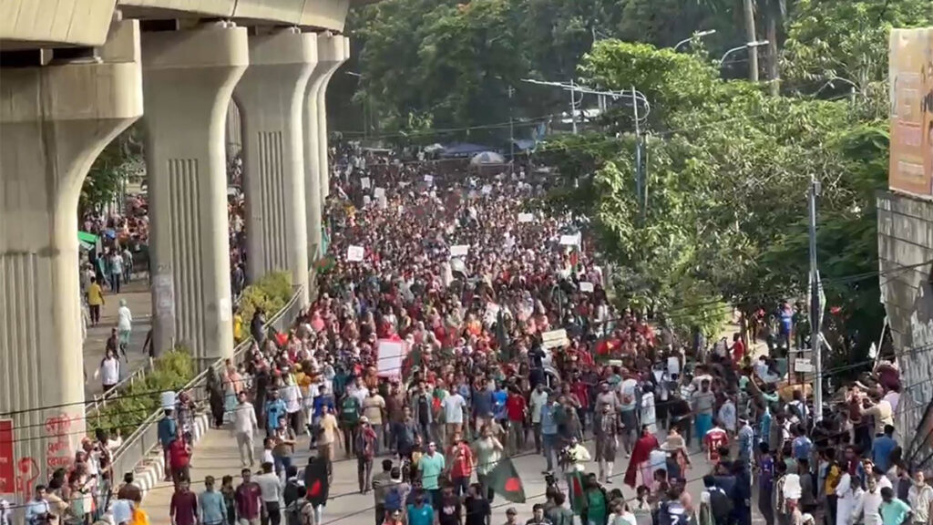 ফার্মগেট-কারওয়ান বাজার-শাহবাগ-সায়েন্সল্যাব সড়কে ‘বাংলা ব্লকেড’