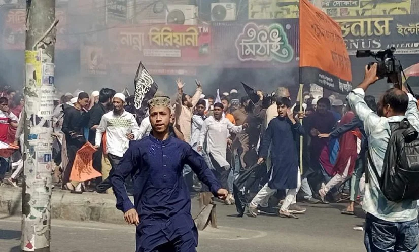 হিযবুত তাহরীরের সঙ্গে পুলিশের সংঘর্ষ, টিয়ার শেল-সাউন্ড গ্রেনেড নিক্ষেপ