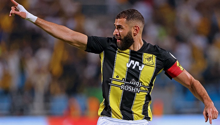 নেতৃত্বের আর্মব্যান্ড পরে বেনজেমার গোল