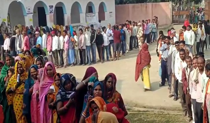 বিহার বিধানসভা নির্বাচনের দ্বিতীয় দফার ভোটগ্রহণ চলছে