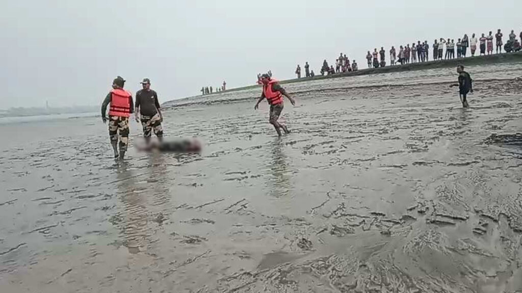 ঘূর্ণিঝড়ের কবলে ট্রলার ডুবে বিএসএফ সদস্য নিহত