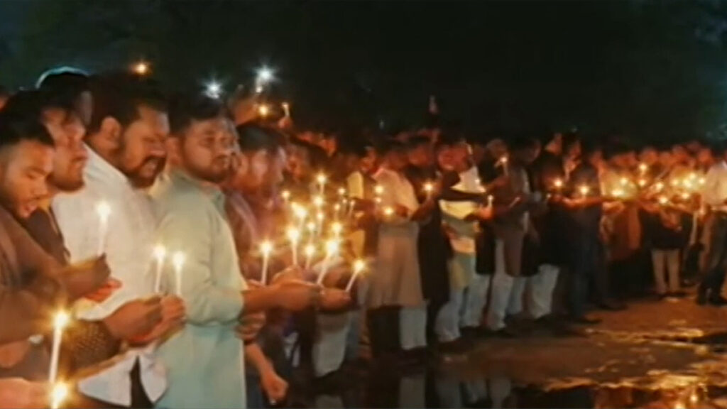 ভয়াল গণহত্যা দিবস: শহীদদের স্মরণে মোমবাতি প্রজ্বালন ঢাকা উত্তর ছাত্রলীগের