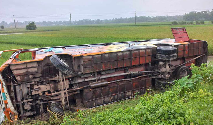 পিকনিকের বাস উল্টে নিহত ১, আহত ১৭