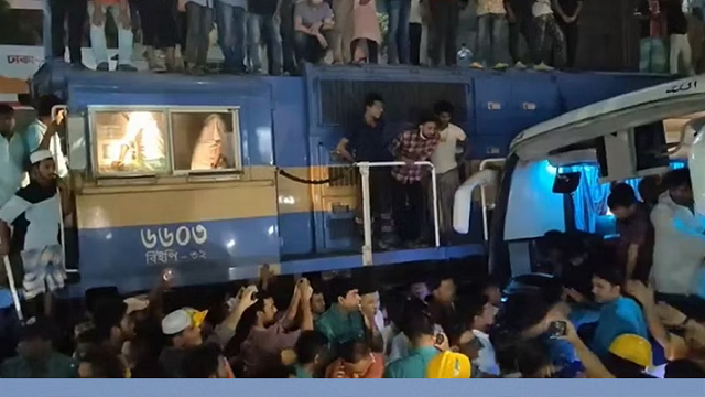 মালিবাগে যাত্রীবাহী বাসে ট্রেনের ধাক্কা